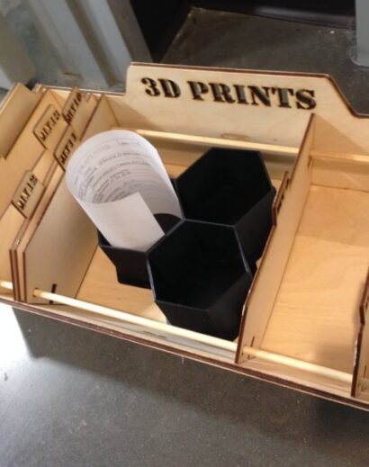 Caixa de impressão 3D cortada a laser com divisórias deslizantes