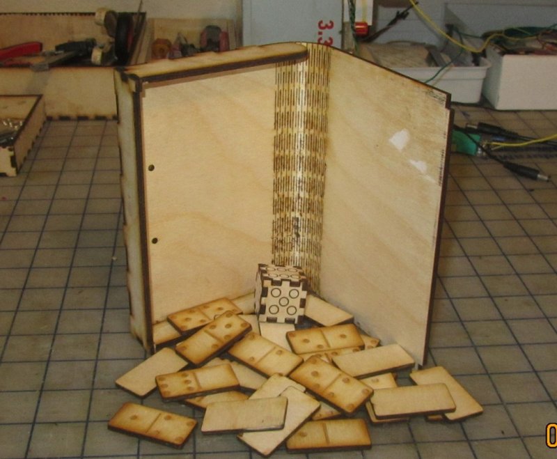 Dominos-e-caixa-cortados-a-laser-vetor-gratis.jpg